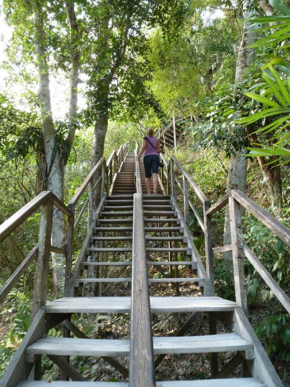Subindo até o alto do Templo IV, o mais alto de Tikal, na Guatemala
